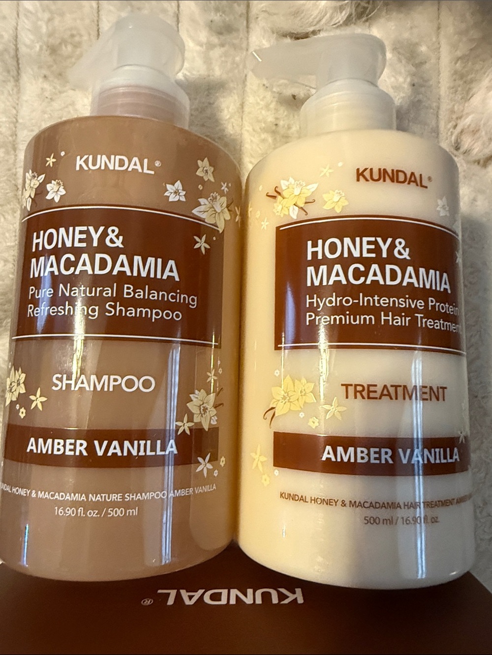Kundal Honey & Macadamia Amber Vanilla Conditioner - Honey Beige